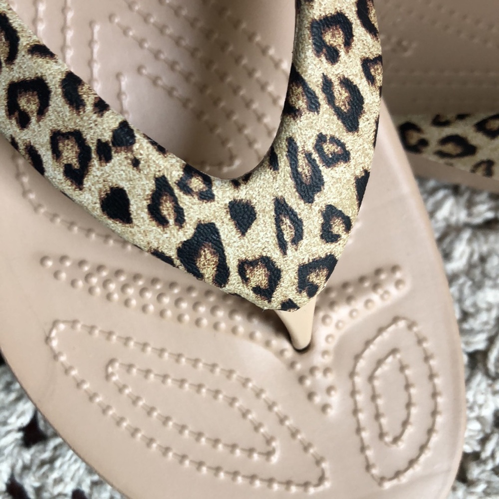 CROCS Kadee II Women’s Leopard Print Tan Flip Sandals SIZE 8 - Picture 2 of 12